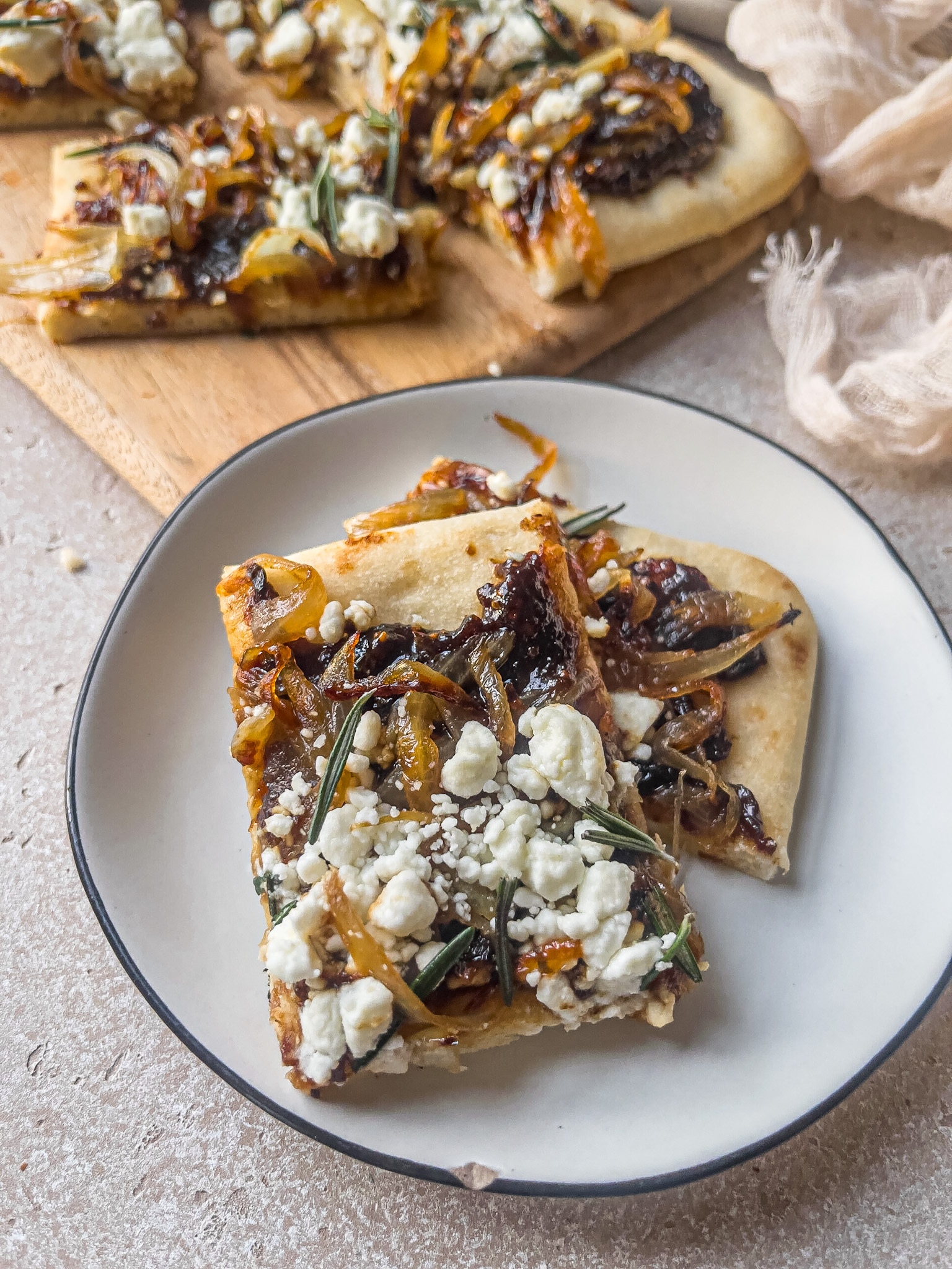 Easy caramelized onion and fig flatbread appetizer